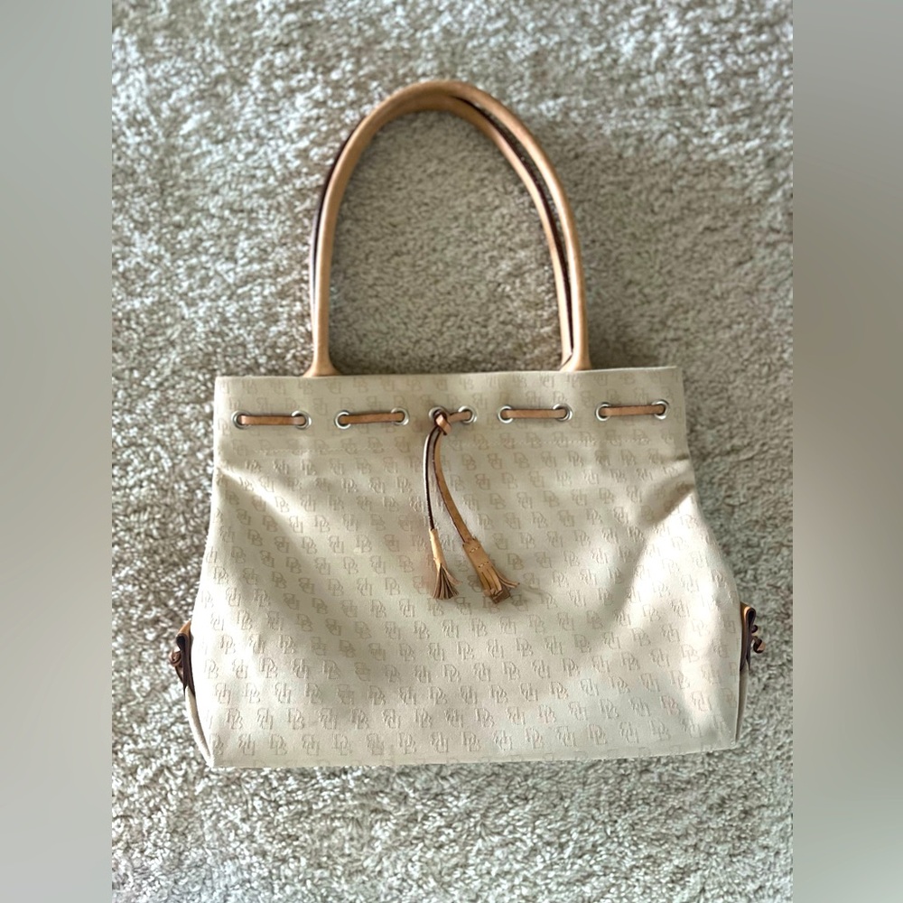 Dooney and Bourke tote.  Vintage great condition!